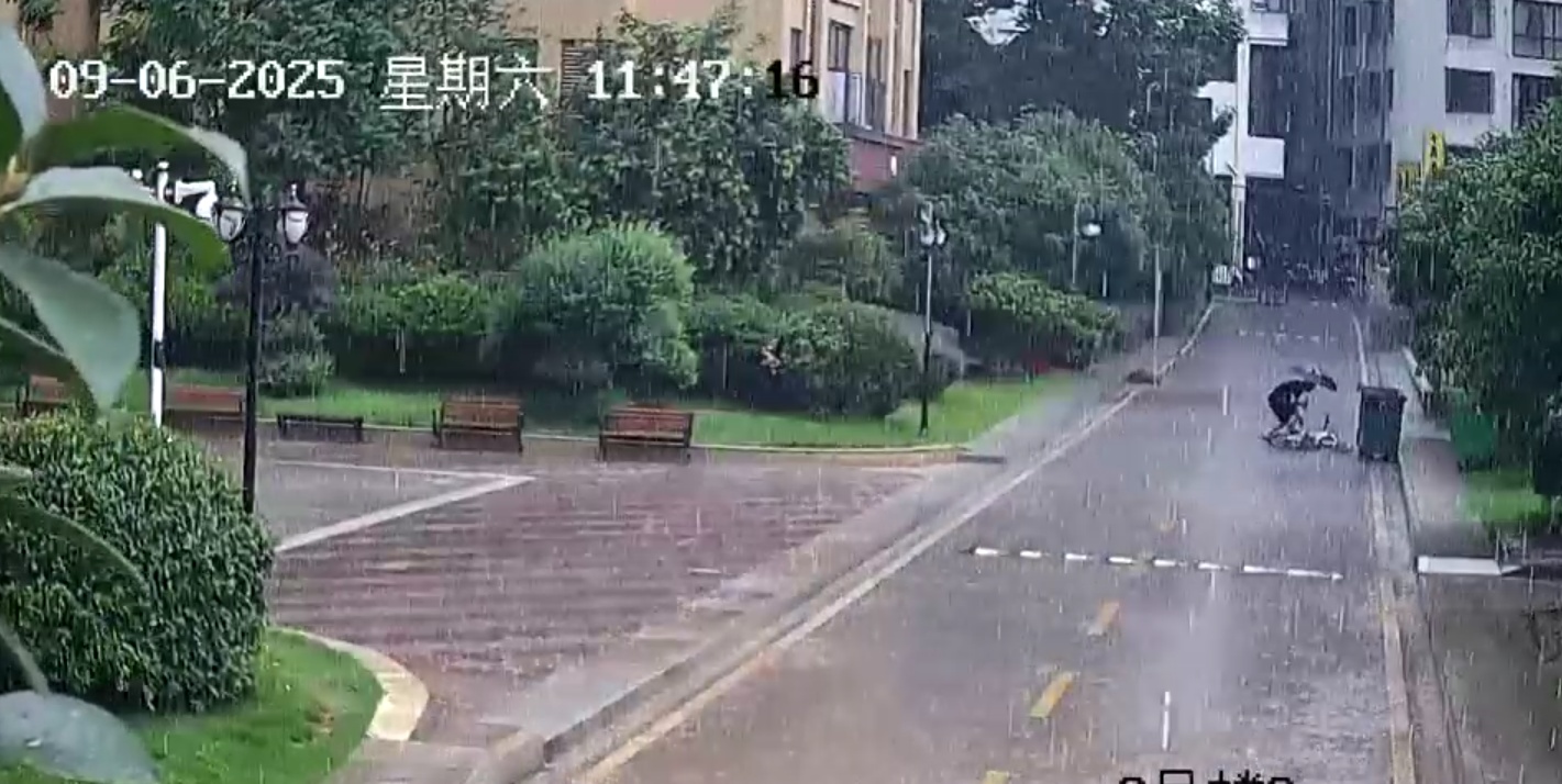 Yangxin：大雨突然打了一个孩子，居民的移动援助