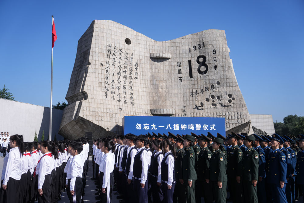 中国公众打铃，警察在战争开始时为和平祈祷