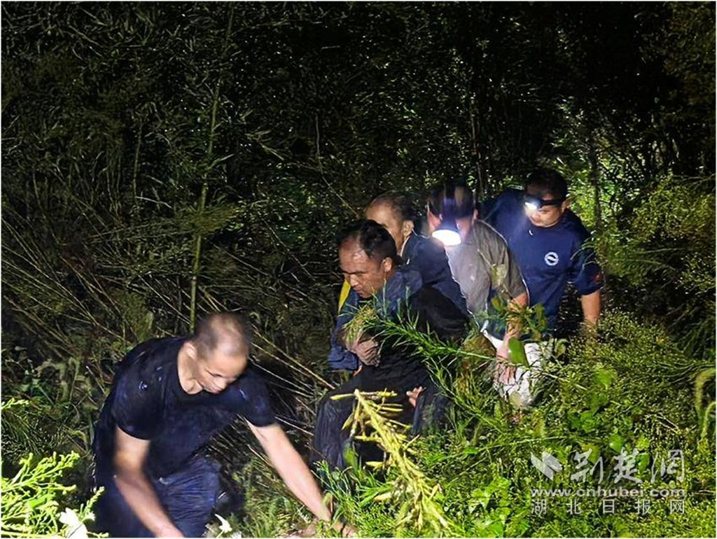 Xishui Blue Sky Rescue团队恢复了80岁以下的男人3小时内输了