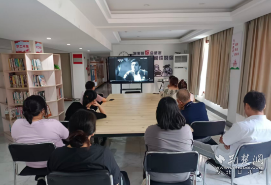 Echeng Shishan社区Red Cinema在空中，民族防御的教育被人们“反映”