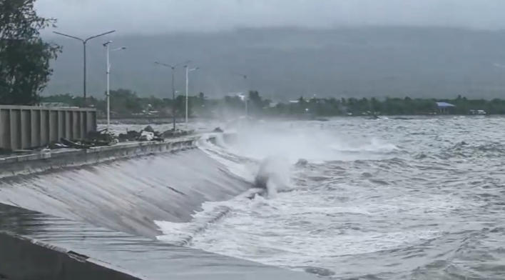 强烈的热带风暴“ Boroi”导致菲律宾430,000人的紧