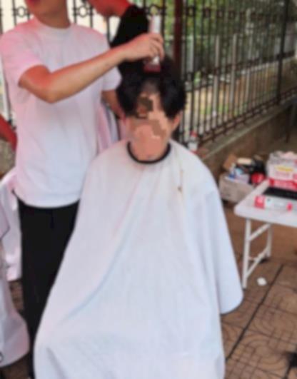 参加大学军事训练的男孩需要剃光他们的嗡嗡声