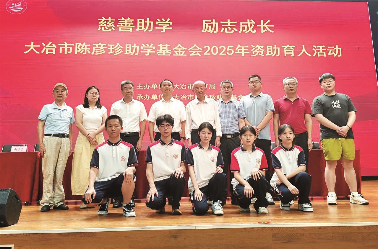 80岁的老师捐赠了超过170万元到8年，支持了2300多