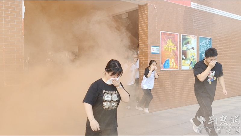 瓦隆戈区部门正在共同努力，教授“在学校开头