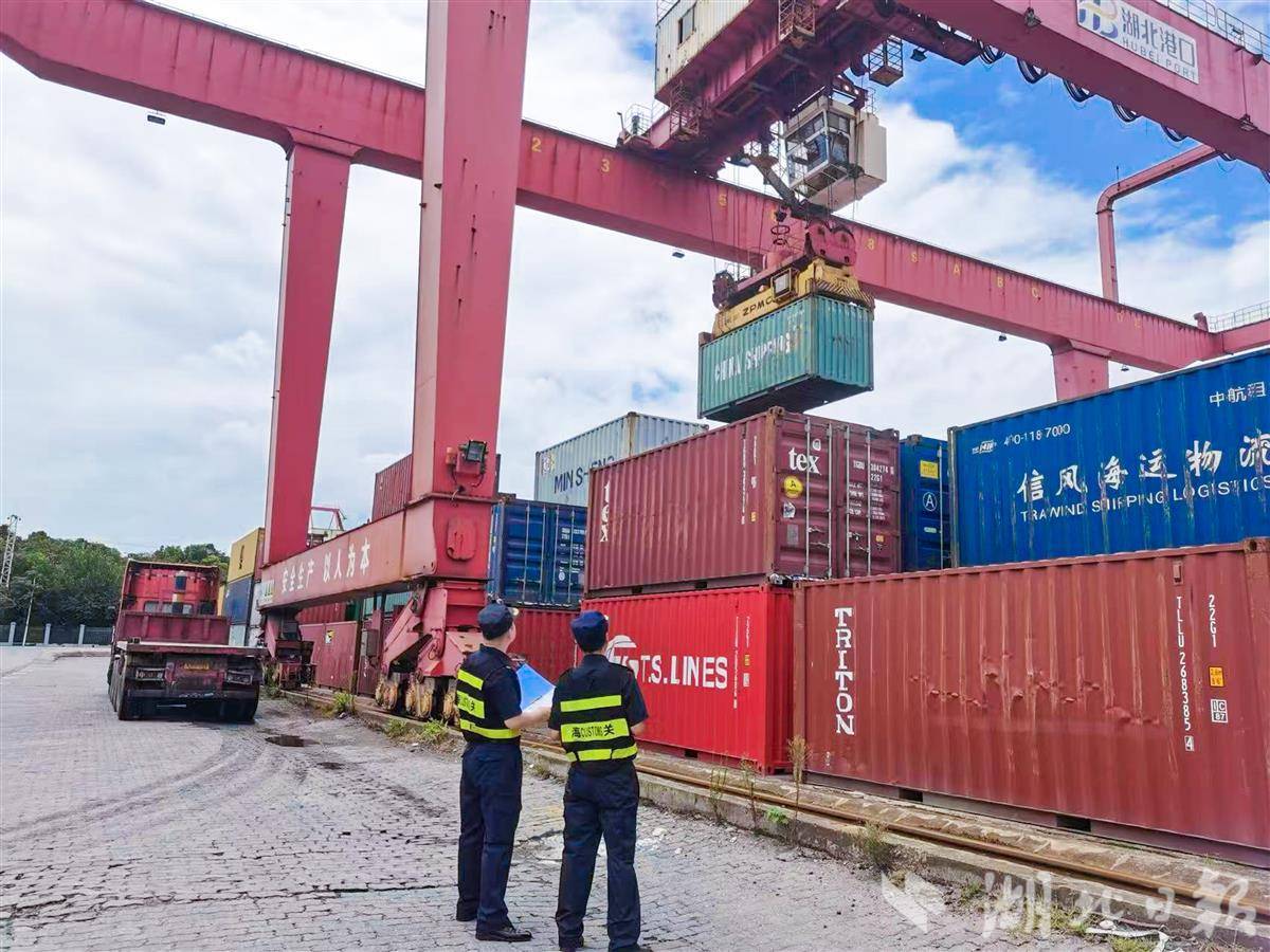 在前八个月内,湖北省的进出口增加了27.3%,进