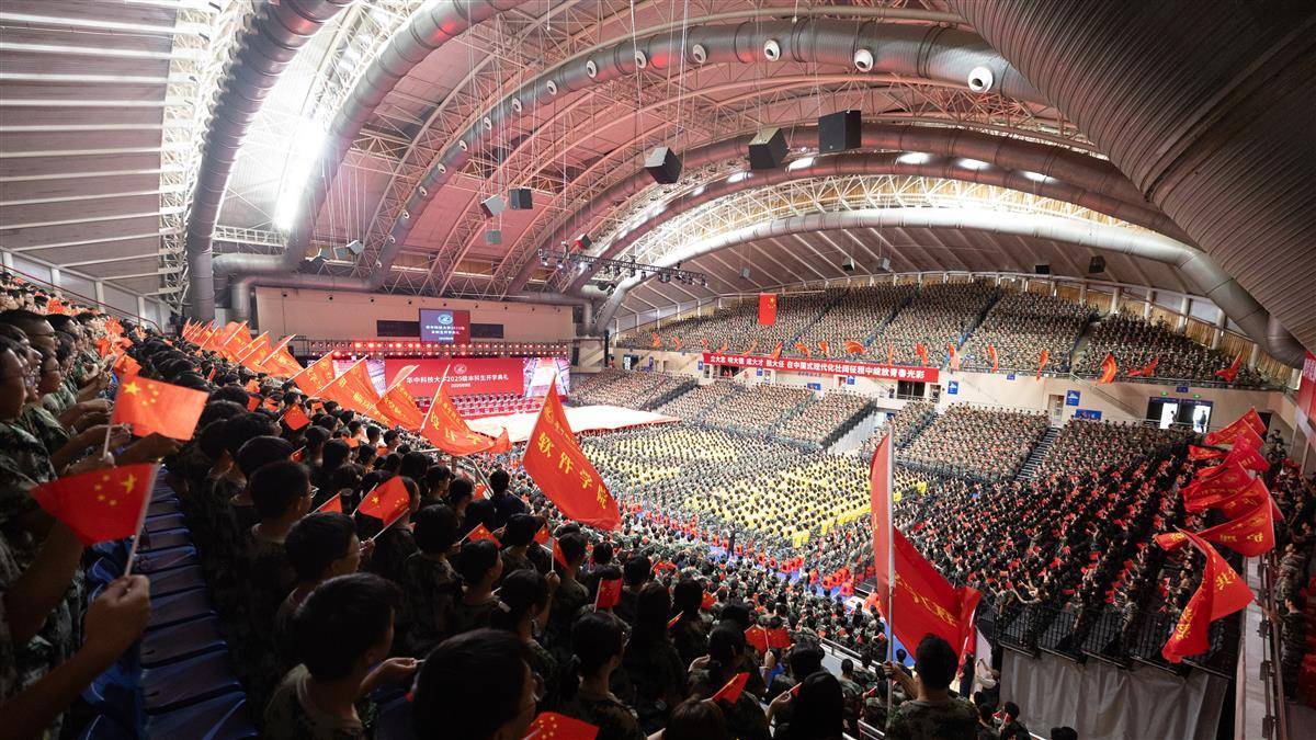 瓦兹港科学技术大学于2025年举行了本科生的开幕