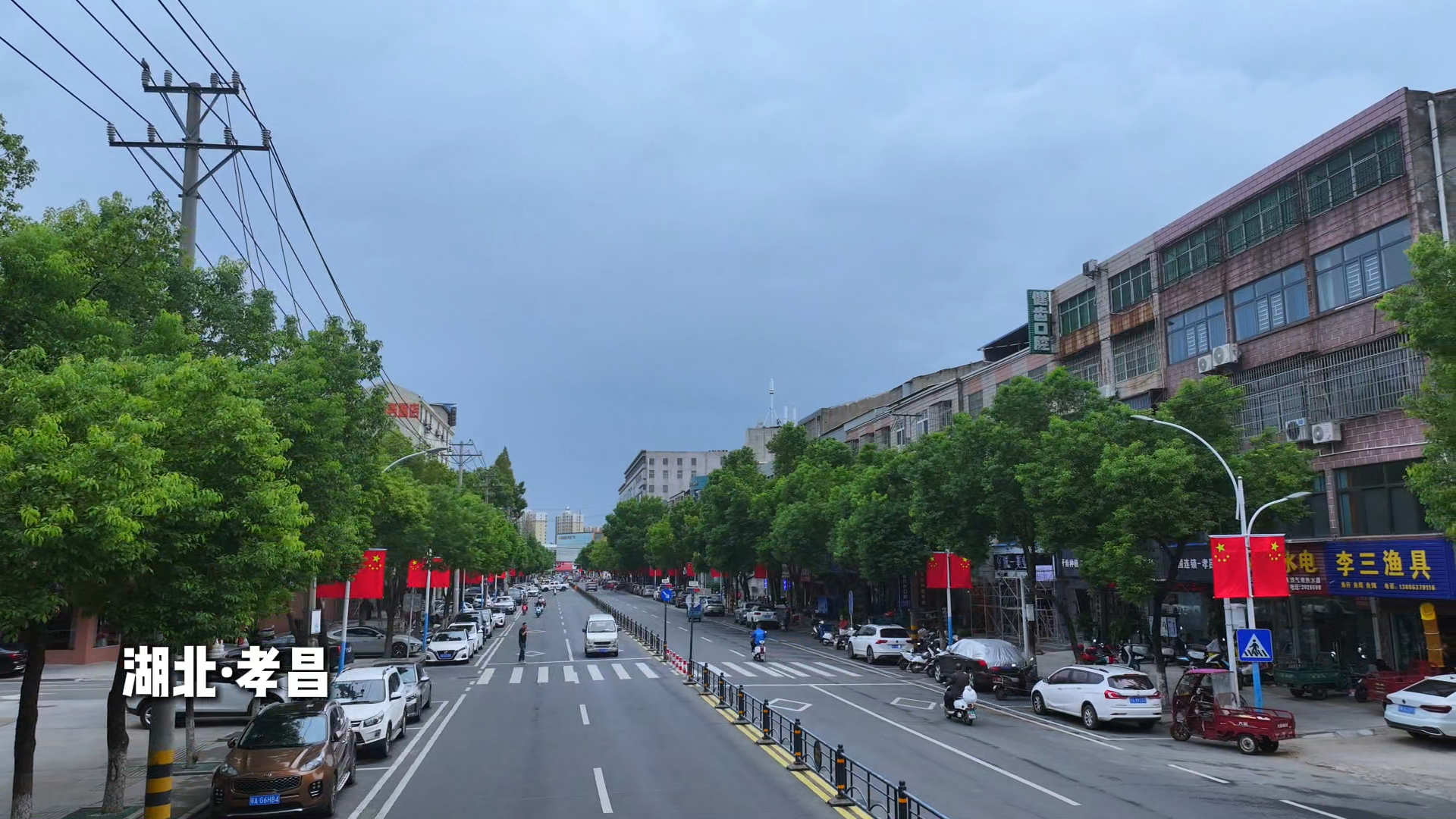 小港：接受国庆日的国旗，这座城市充满了中国