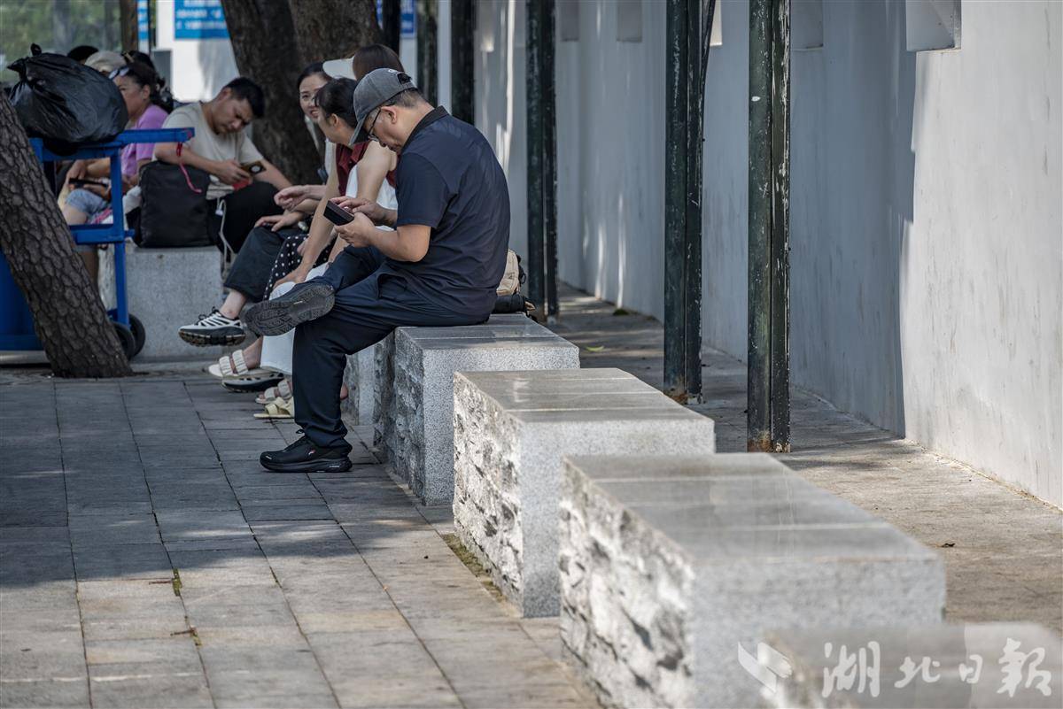 36米的石库供游客休息，黄卢利广场的“微型转型