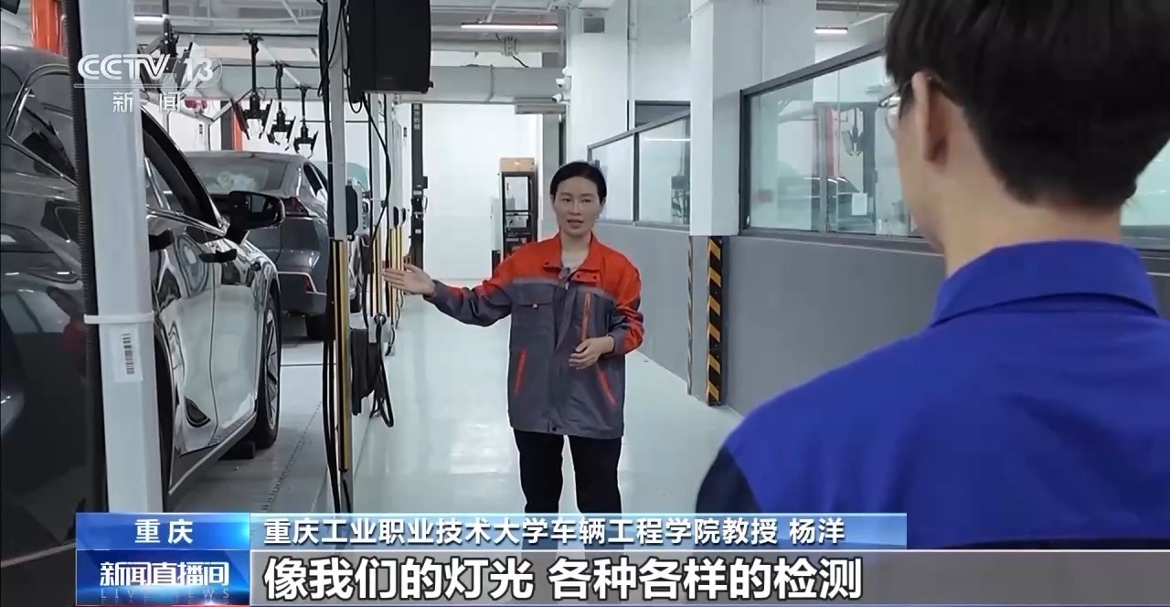 “最美丽”的老师杨的杨的创造才能：移动教室教室和教学涂层