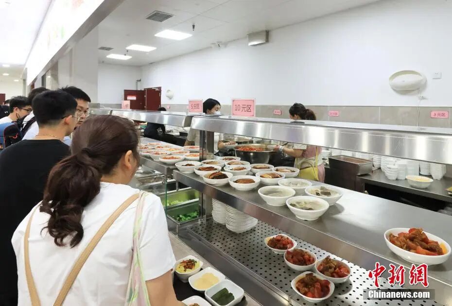 许多地方很明显：在国庆节和自四室节假期期间