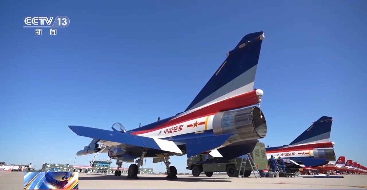 歼-10C、直-20KA等集结亮相！专家深挖硬核装备的战力密码(图2)