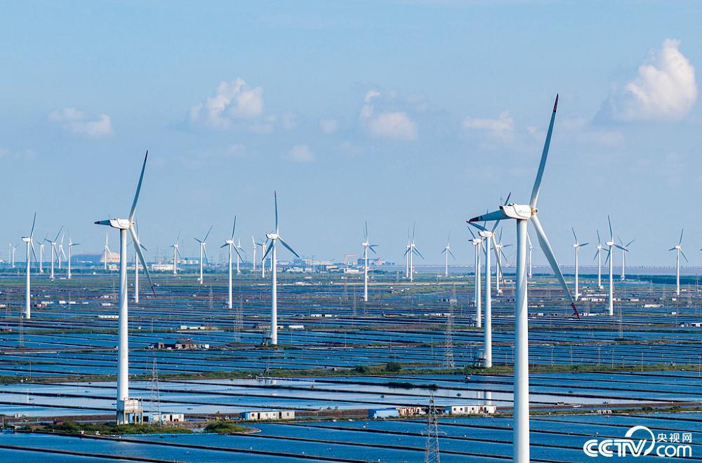 江苏Yancheng：风力涡轮在空中旋转