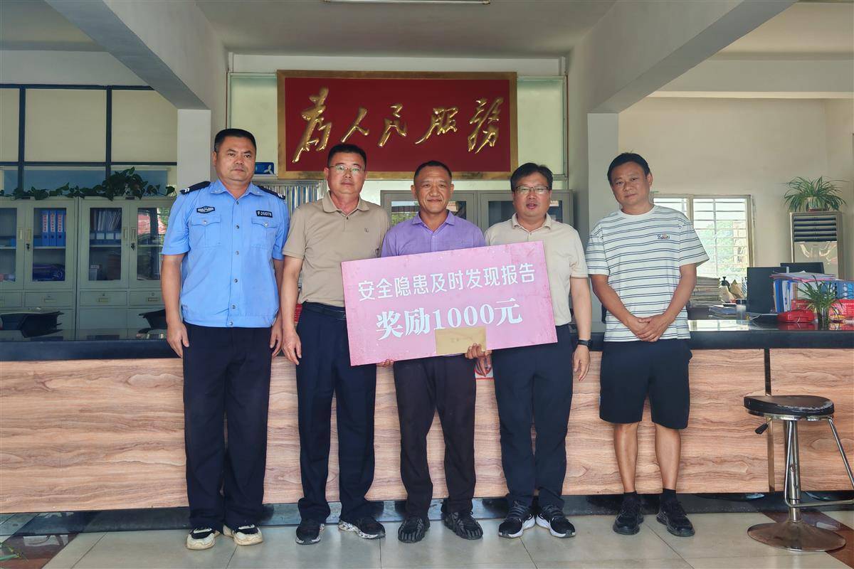 出现，我救了汽车和行人经过。 Zhijiang，“第一