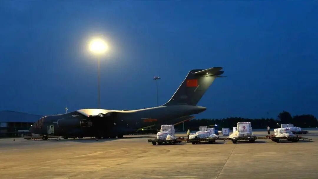 中国空军派出两架运输飞机。