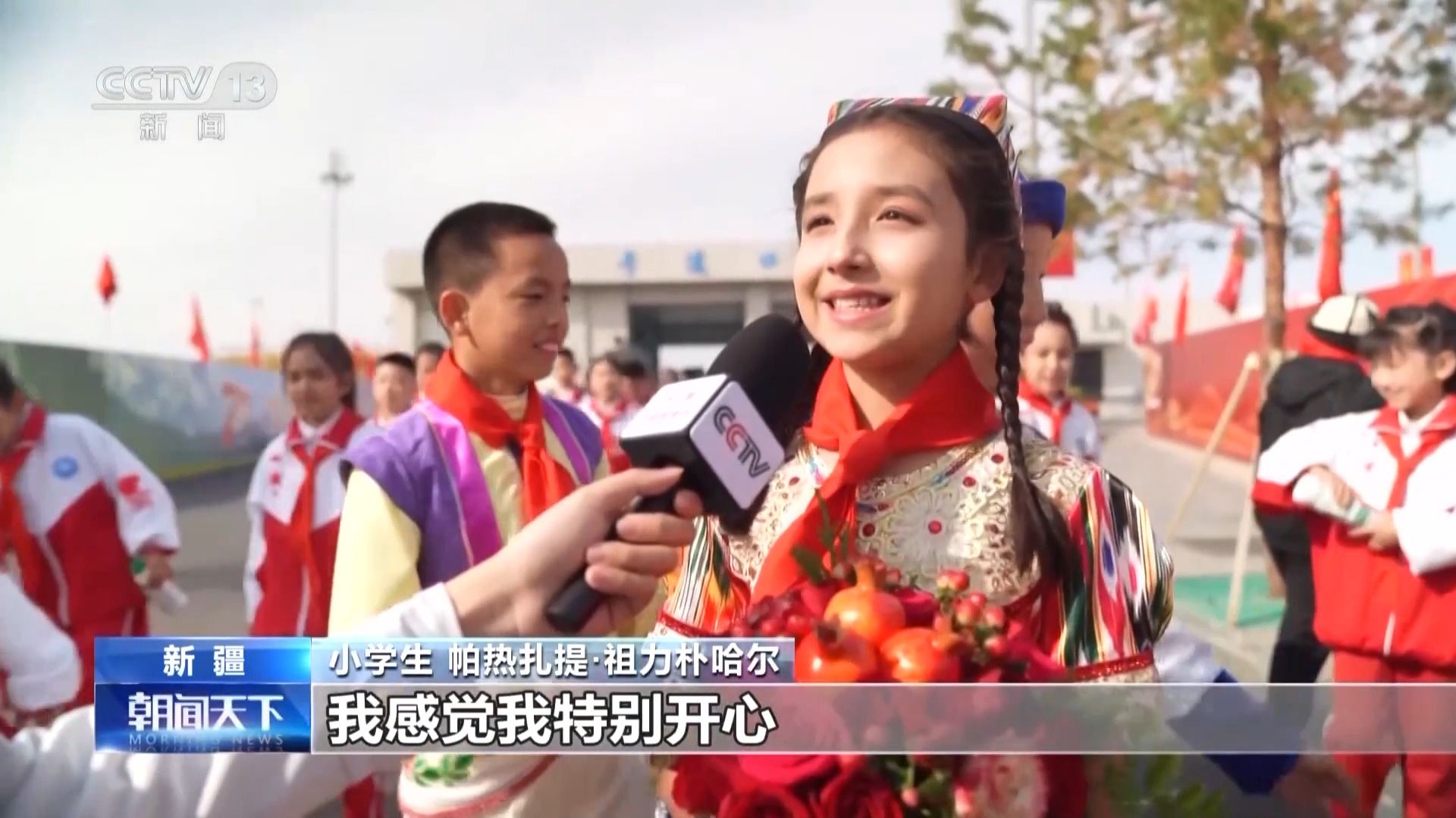 秘书长习近平去了新疆,并感到所有族裔的孩子