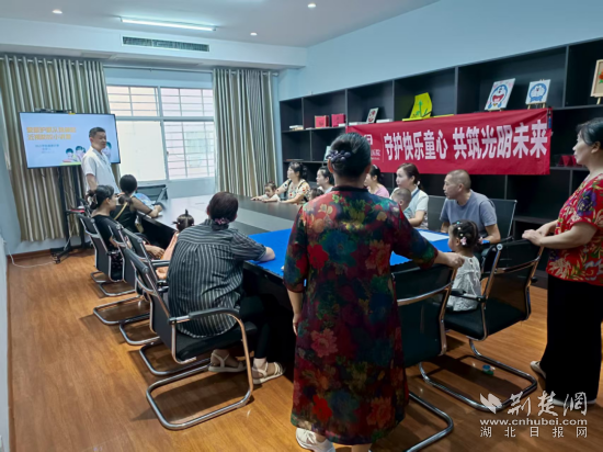 Echeng Yuepanwan社区健康演讲使眼睛保护知识“ Li