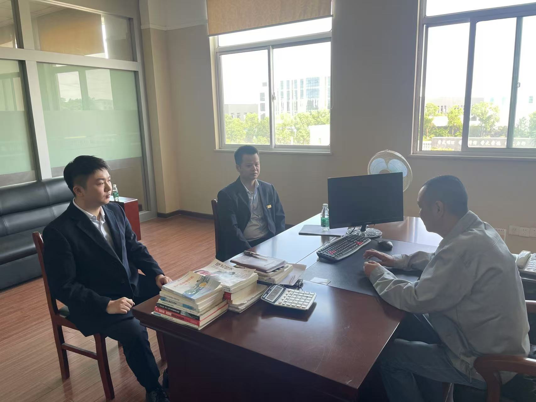 银行工作人员线下走访，确认企业融资需求.jpg