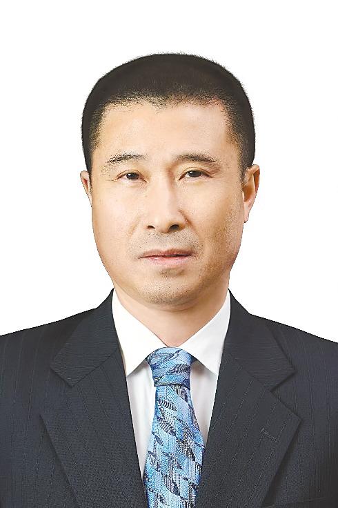 凭借这种实践的坚定，我们承担着指示的重量，并利用智囊团的智慧来增强杨氏