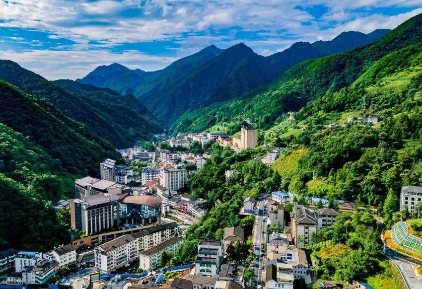 Shennongjia Muyu Town被选为“湖北部十大最受欢迎的