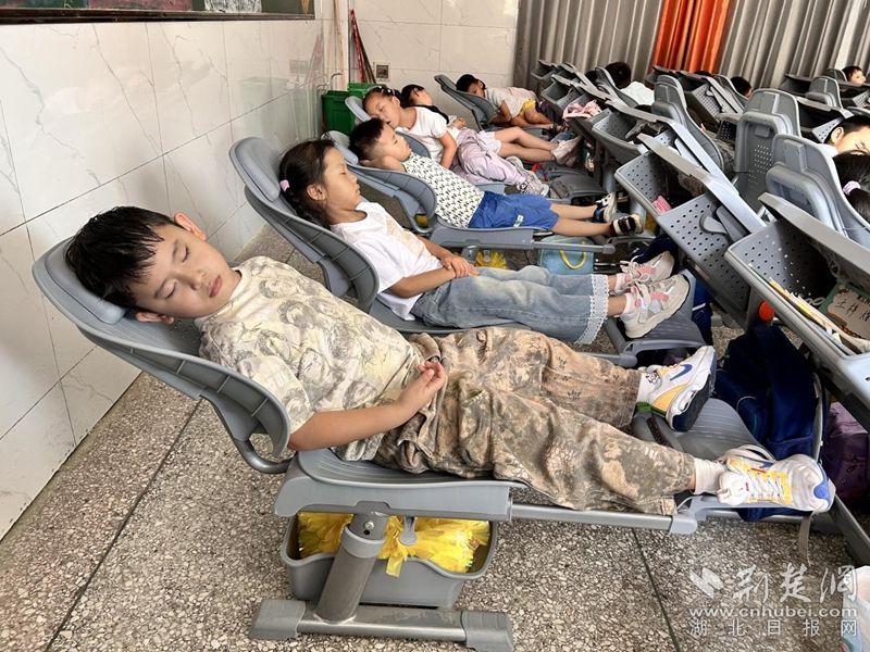 黄梅县让成千上万的学生“在肚子里睡觉”和“睡在肚子里”