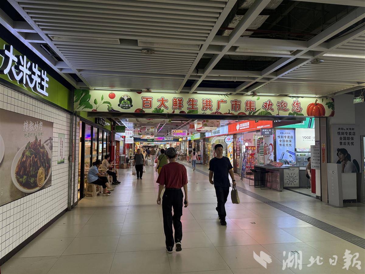 地铁站正在建造灰调的蔬菜市场。一个世纪前，