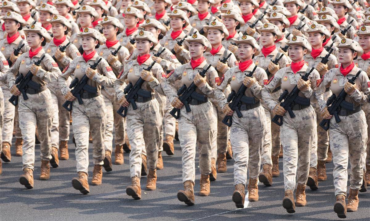 沿着龙齐街（Longzi Street）漫步，经过田纳门广场（Tiananmen Square），从湖北岛（