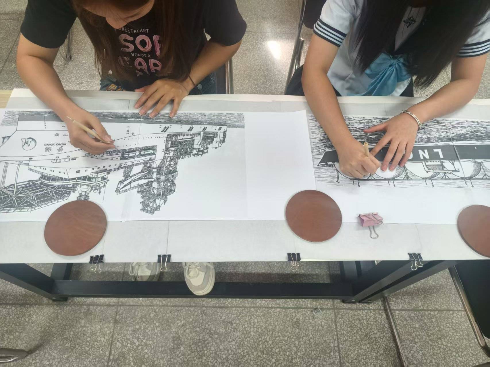 武汉运输职业学院的学生焊接铁来描述古代和现