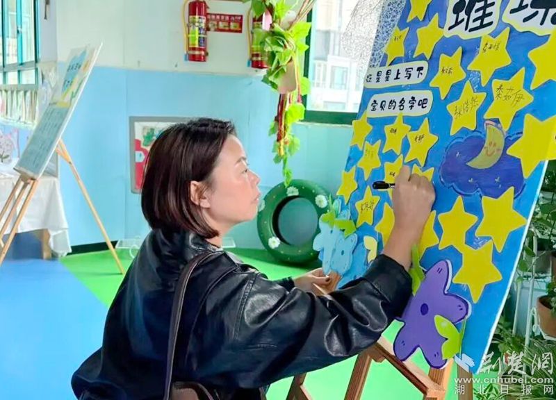 香港县东方幼儿园举行了新学期的父母会议