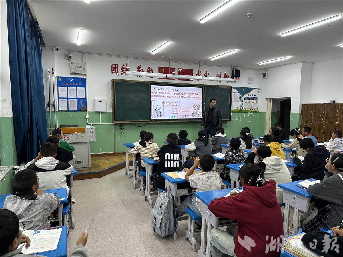 胡大师接管了父亲和他的兄弟的拐杖帮助西藏！
