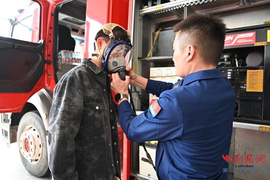 开发区·铁山区“蓝色火焰筑梦”慈善助学计划启
