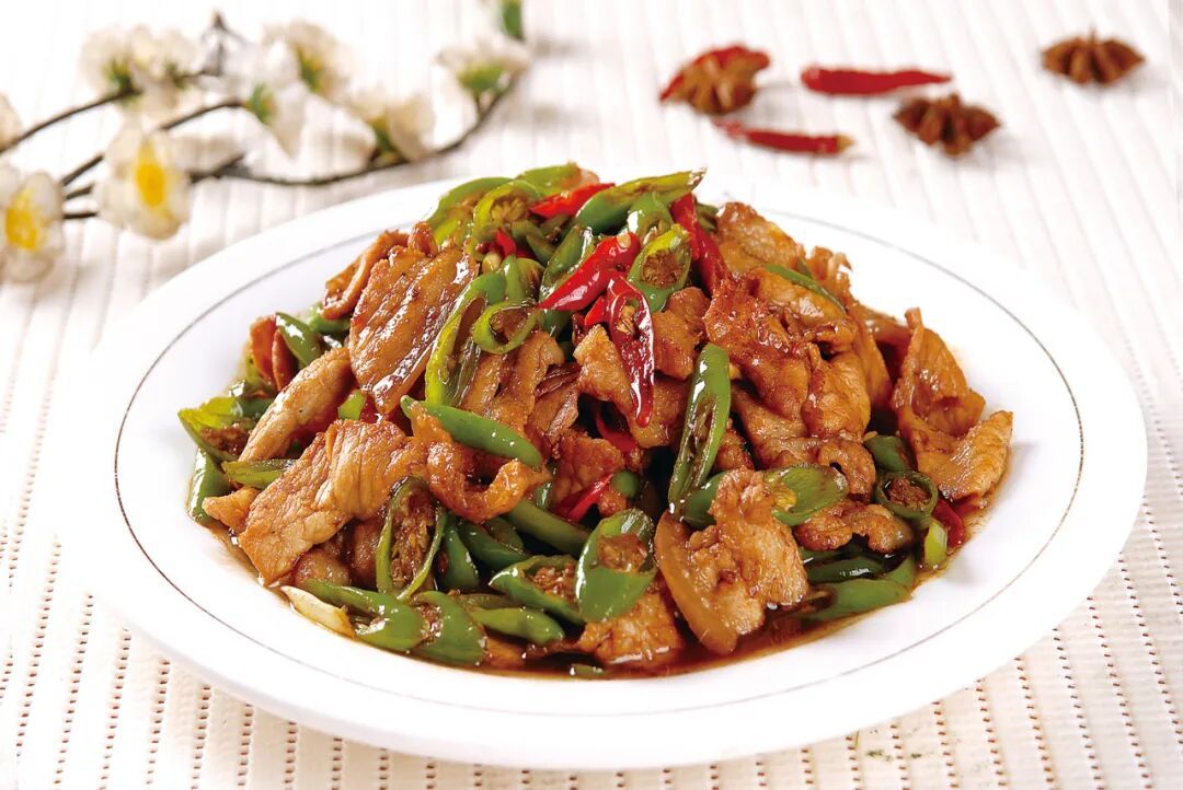 我在餐馆吃完饭后总是口渴。不是因为我加了太