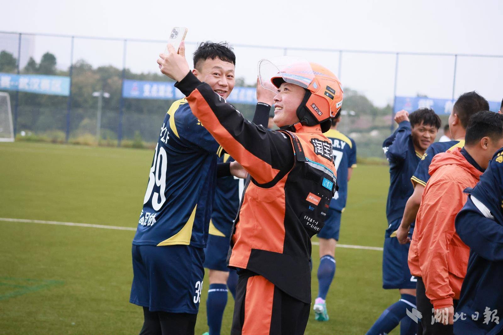 这个身影看起来很熟悉！ “急救人”张宝健赶赴