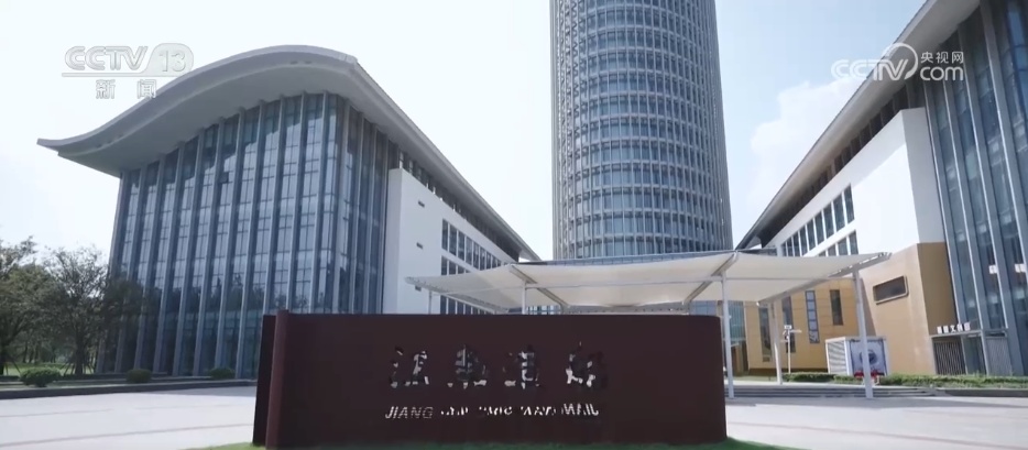 “ Industry + Tourism”为跨境整合开设了一个新的空间，并创建了工业风格的铁杆