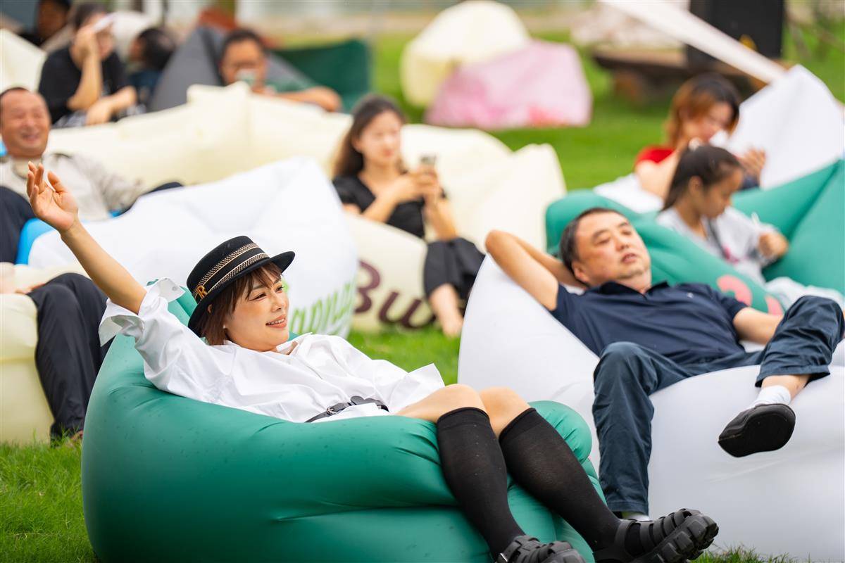 天然现场+有趣的游戏血腥的湖泊国庆活动治疗能