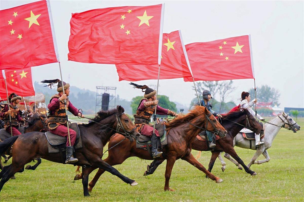 “木兰”和士兵拿着旗帜和骑马庆祝华人的生日