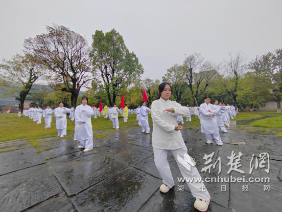 丹江口二中千名学生在武当世界太极拳大