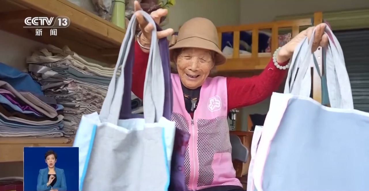 视频丨省钱又环保！ 87岁“环保袋奶奶”