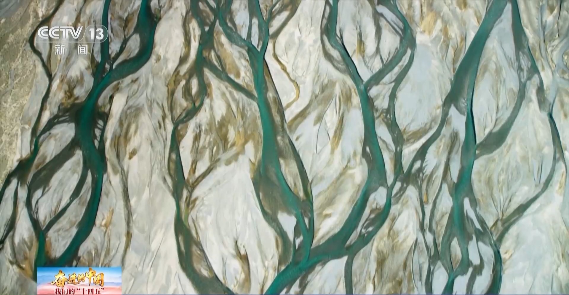 它既是过去的历史，也是未来的序幕。跟随镜头感受长江的雄伟 →