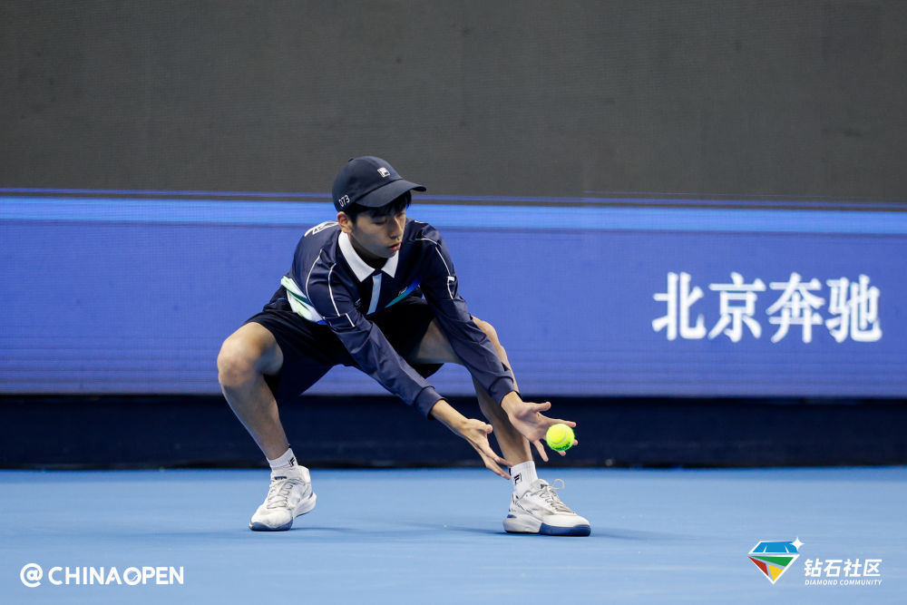 追光|这个在球场上奔跑的小人物有多专业？