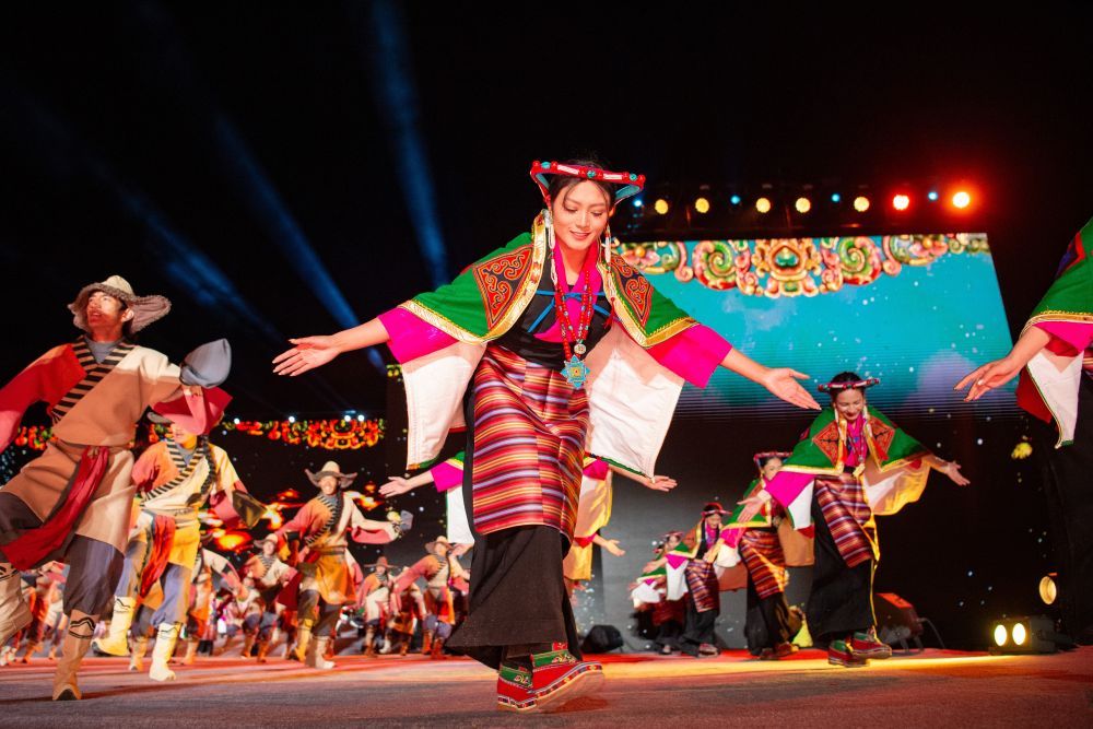 “西方之珠”“天空阿里”从雪域高原崛起，谱