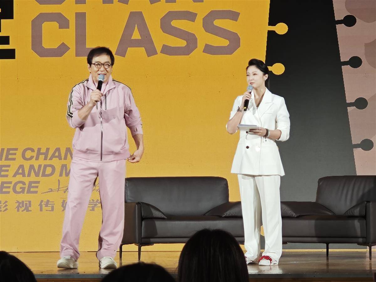 成龙现身武汉大学谈艺术经历