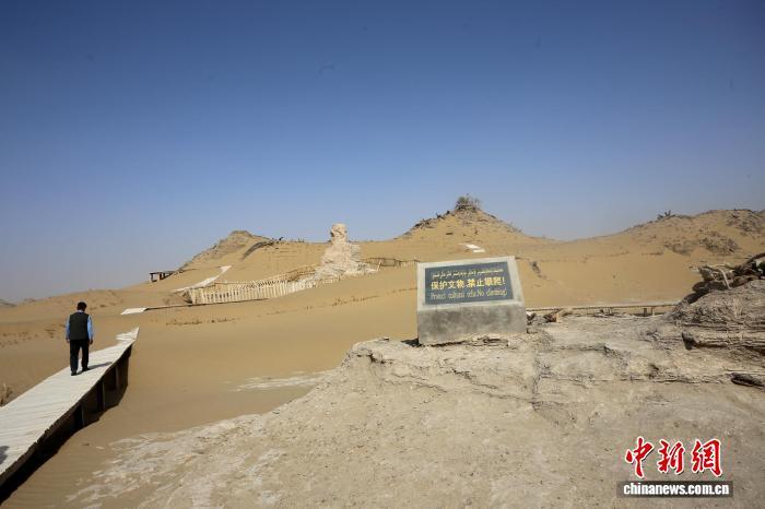 “五颗星来自东方，为中国造福”。锦缎扶手的