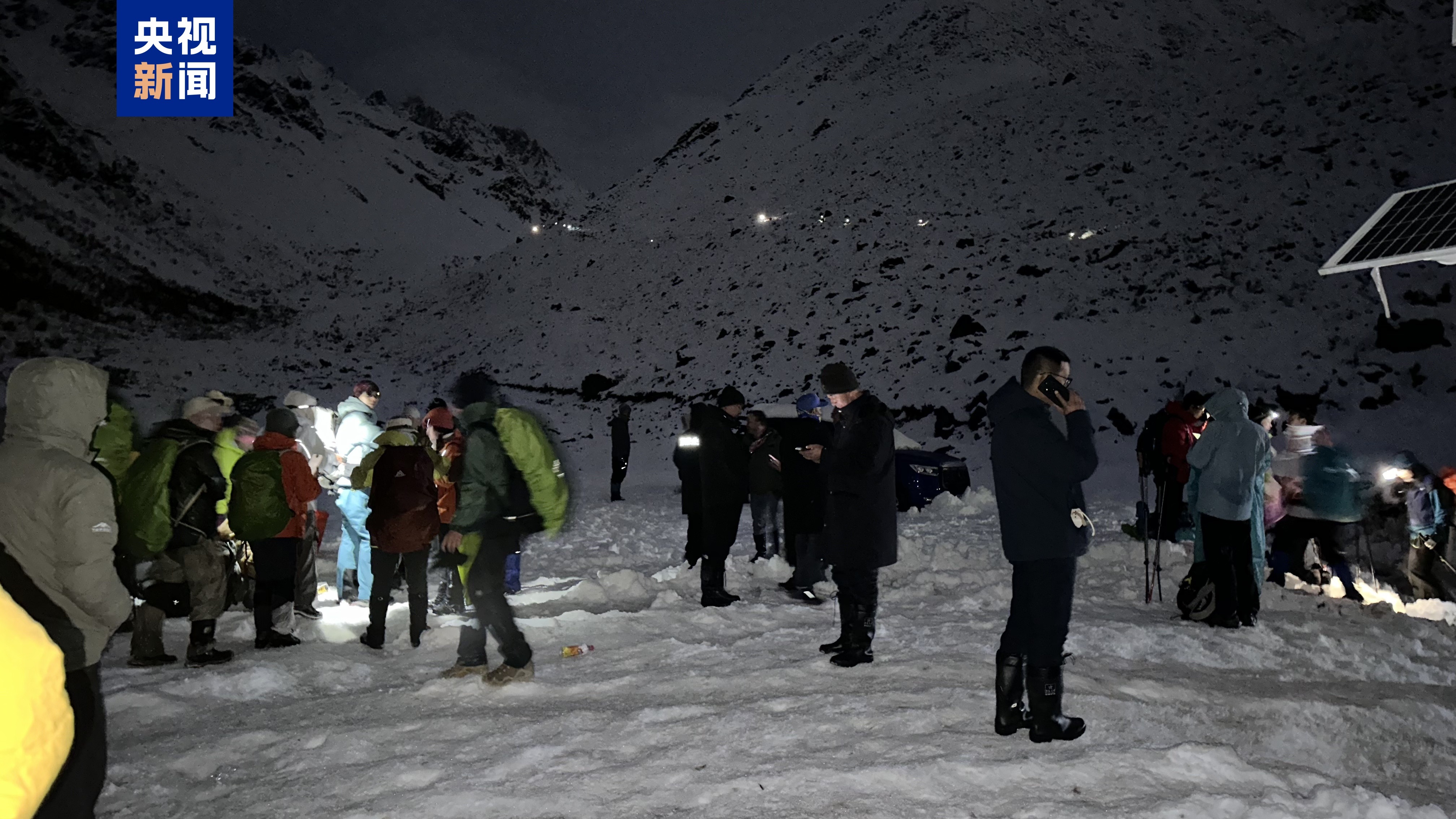 来自西藏的丁格里县的所有游客都通过降雪联系