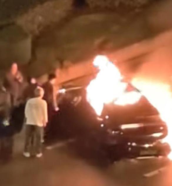 凌晨，成都马路上一辆汽车起火。交警表示，事