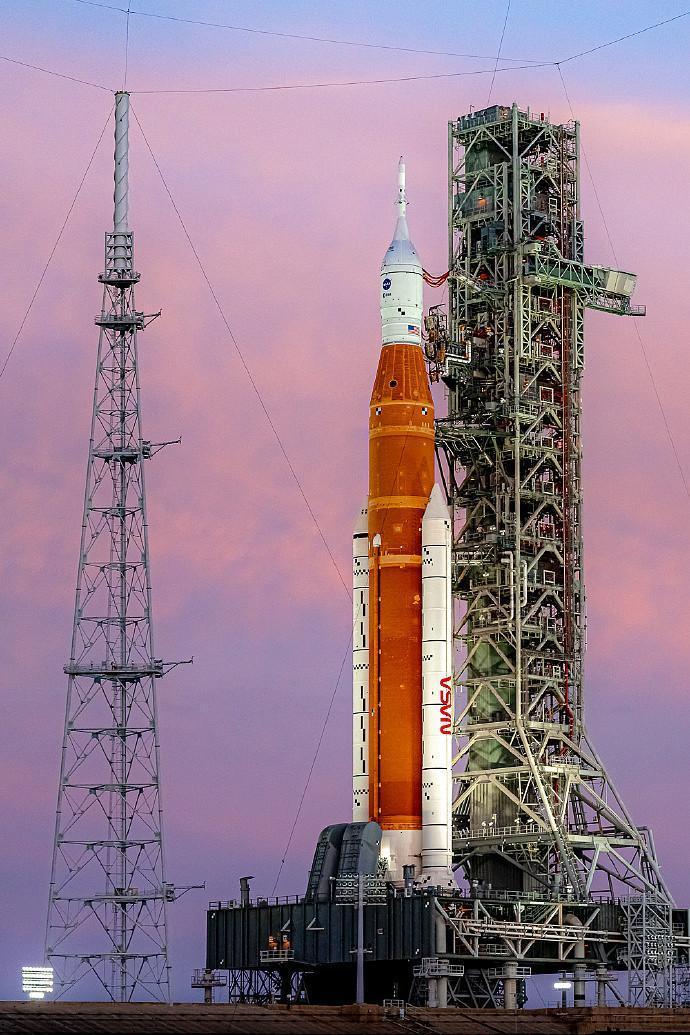 美国正在争取重返月球，第一步和第二步尚未决定