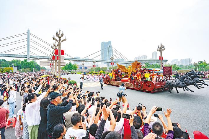 大型浮标游行，山脉的好地方和100,000个高科技大