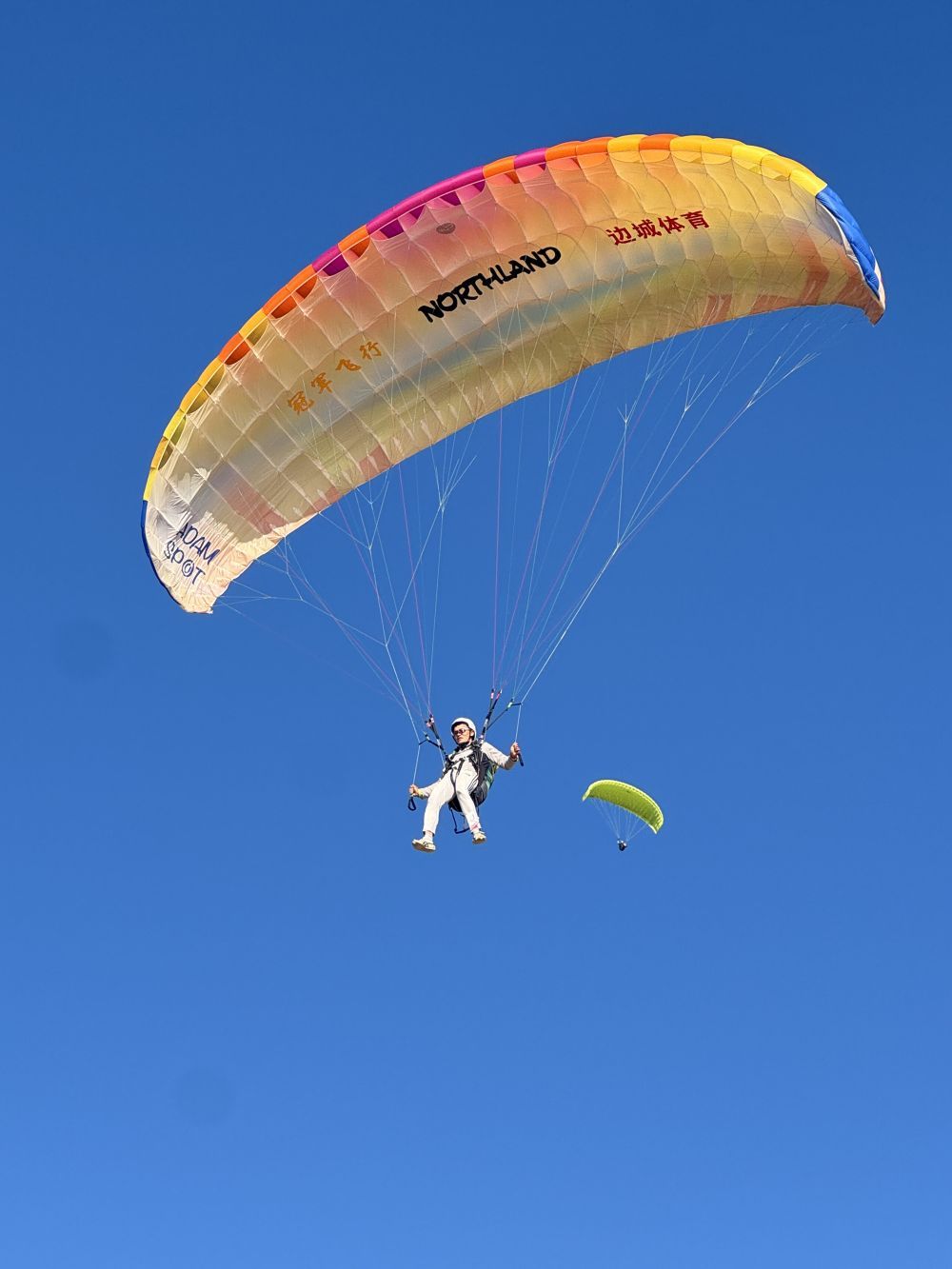 中国运动员在滑翔伞世界锦标赛上夺得团体和个人金牌