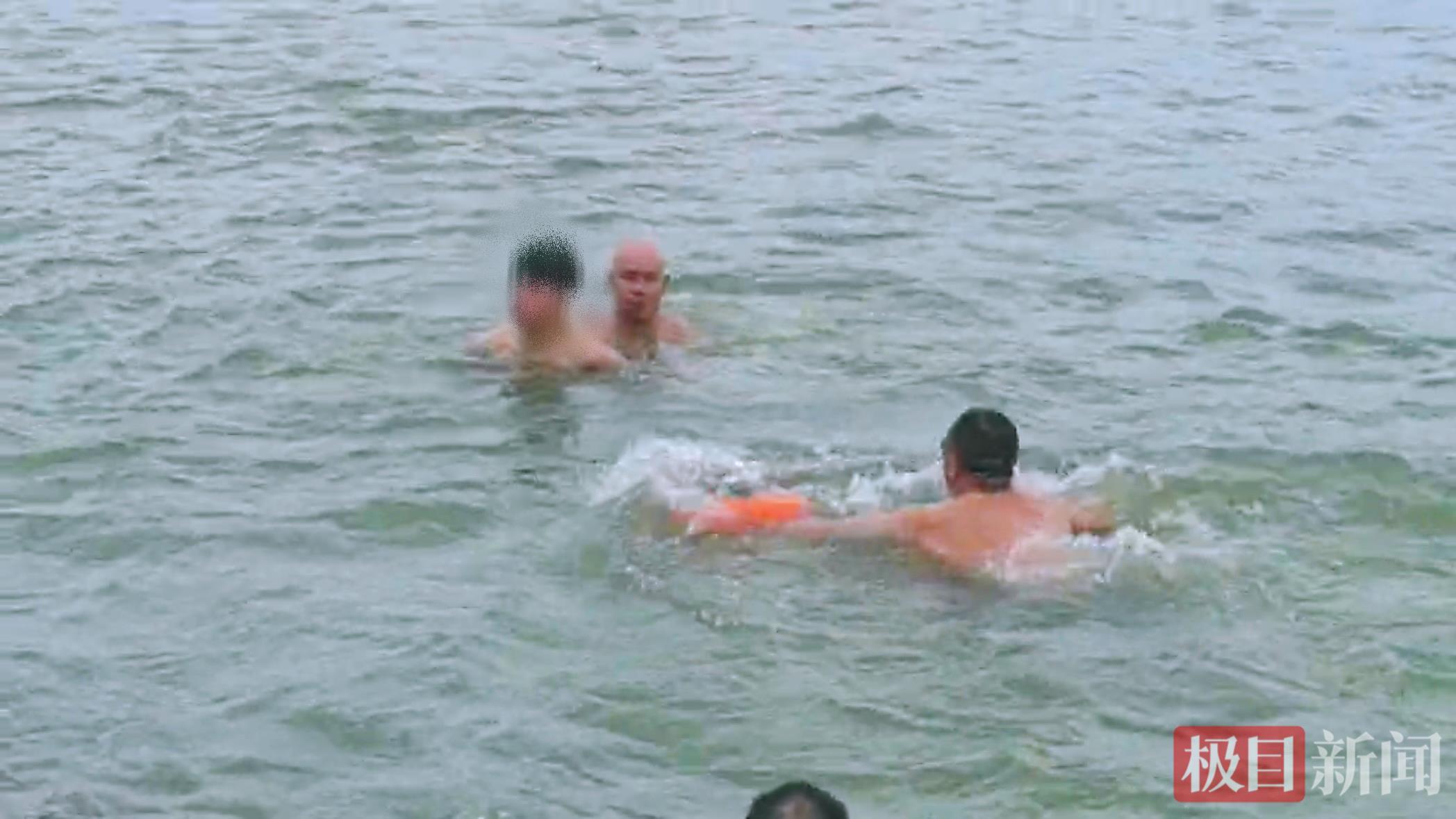 20秒！两名学生在长江急流中的遇险学生中游泳