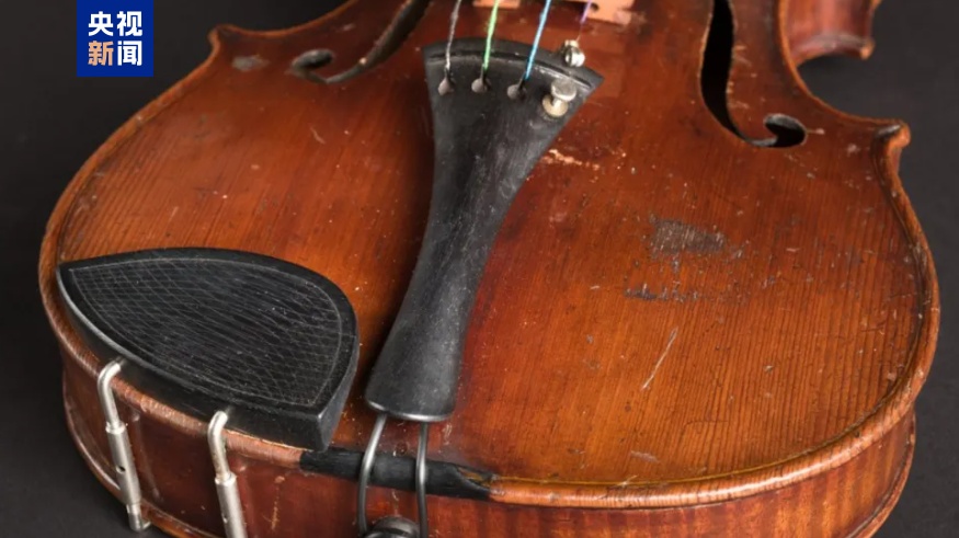爱因斯坦的小提琴在拍卖会上拍出超过100万英镑