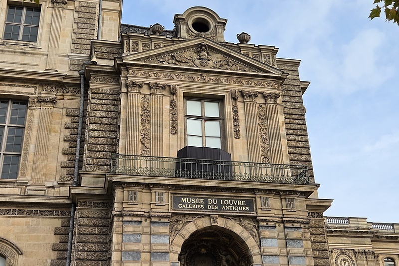 抢劫案发生三天后，马克龙总统呼吁加快卢浮宫